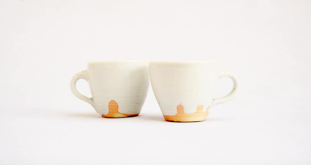 2 Espressotassen, frei gedrehtes Porzellan aus dem Holzbrand, Feldspatglasur, 2008