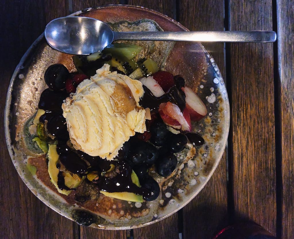 Aus Utes Küche: Salzkaramelleis, Blaubeere, Kivi, Avocado, Schokolade, karamellisierte Oliven