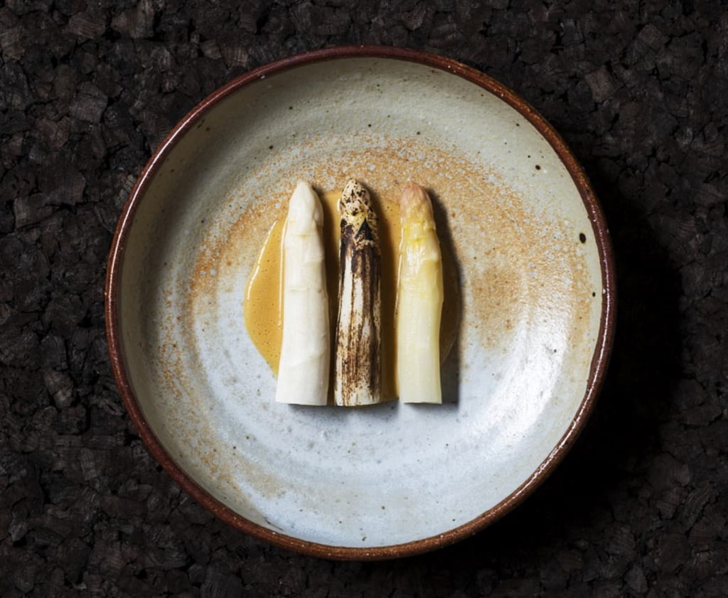 Teller, Holzbrand, Nuka, von Müritzkeramik, Gericht: Spargel Triptychon: weißer Spargel von Frau Reinhard, 1.unbehandelt und ungeschält, 2. fermentiert und geflammt, 3. süßsauer, und mit Enteneigelb legierter Spargelsaft
