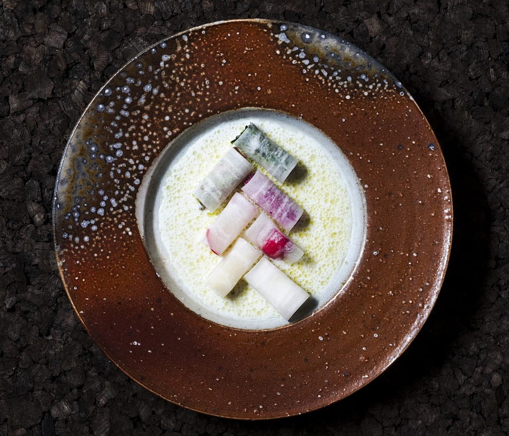 Gourmetteller aus dem Holzbrand, Sodaanflüge; Gericht: Sommerrettich Strukturen, Buttermilch und Lorbeeröl Wurzel roh, roh gerieben, gepickelt, fermentiert,Stiele, Blätter